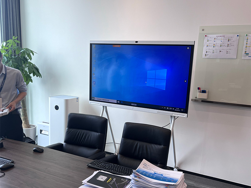 某企业经理室安装一块华为会议平板 